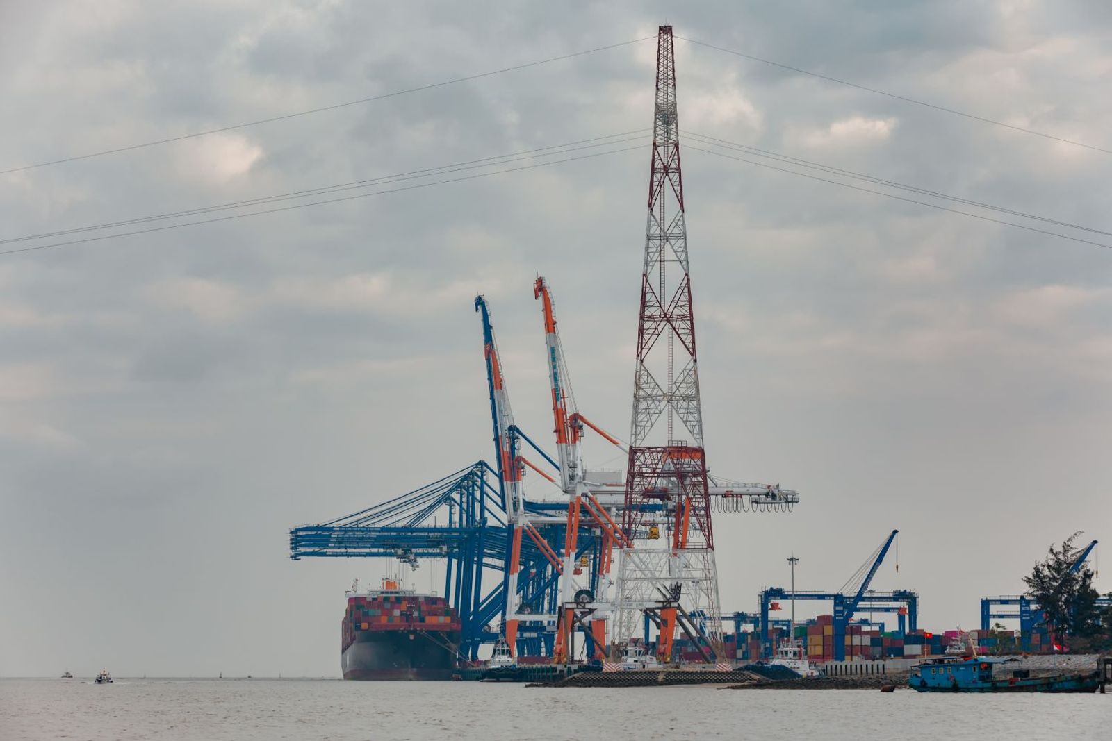 CMA CGM signs deal to develop $600 million Haiphong terminal complex