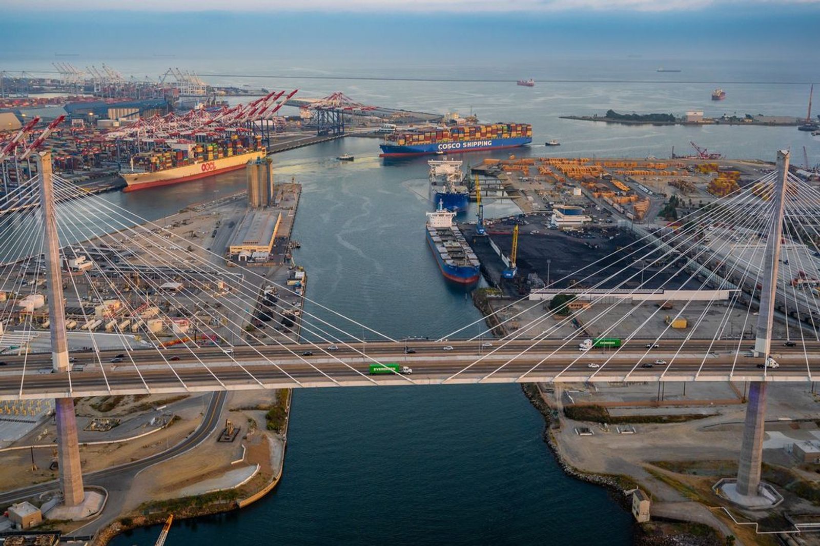  Ocean carriers bring in more trans-Pacific container services amid rate surge