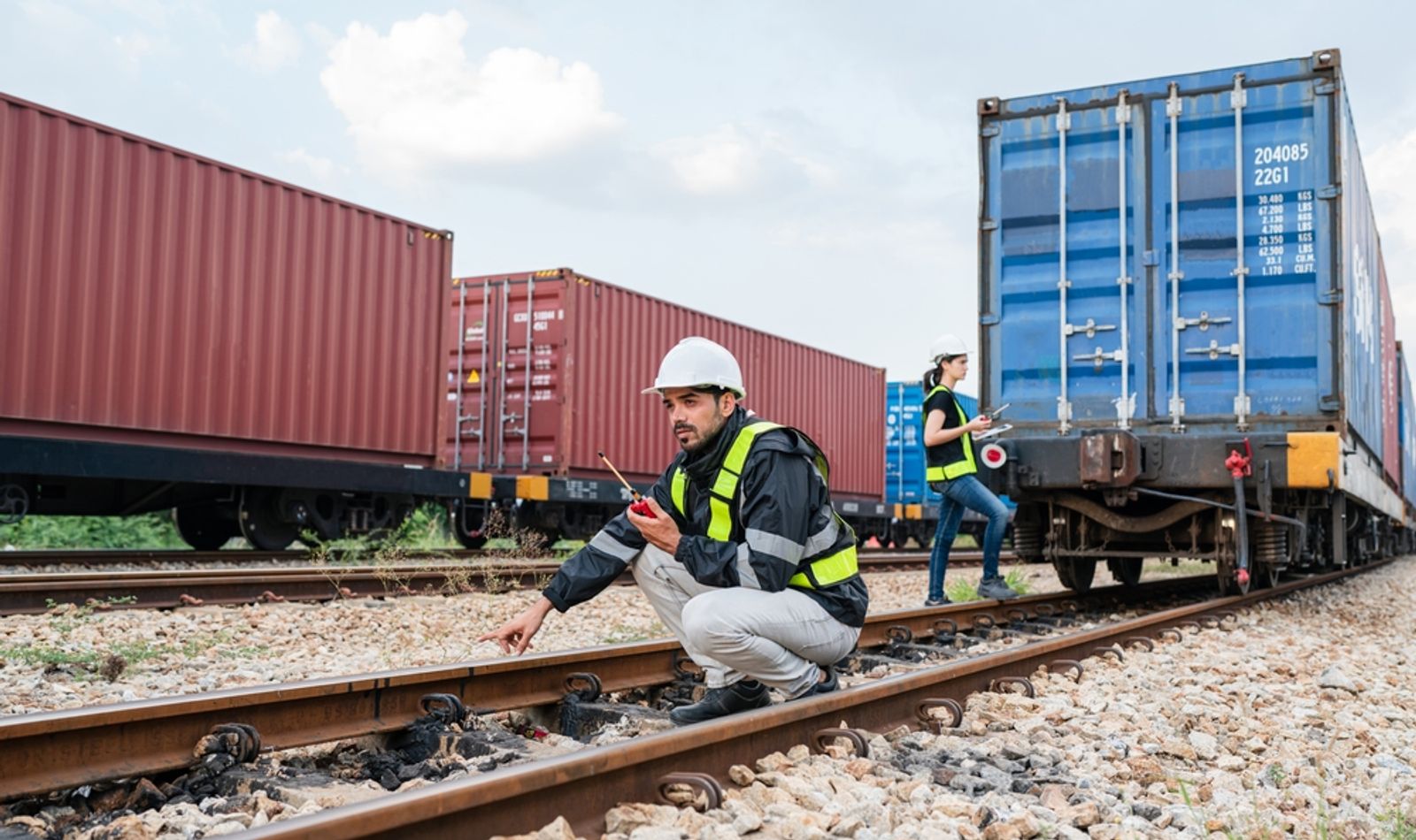 Major rail union backs UP-NS merger after job-protection deal