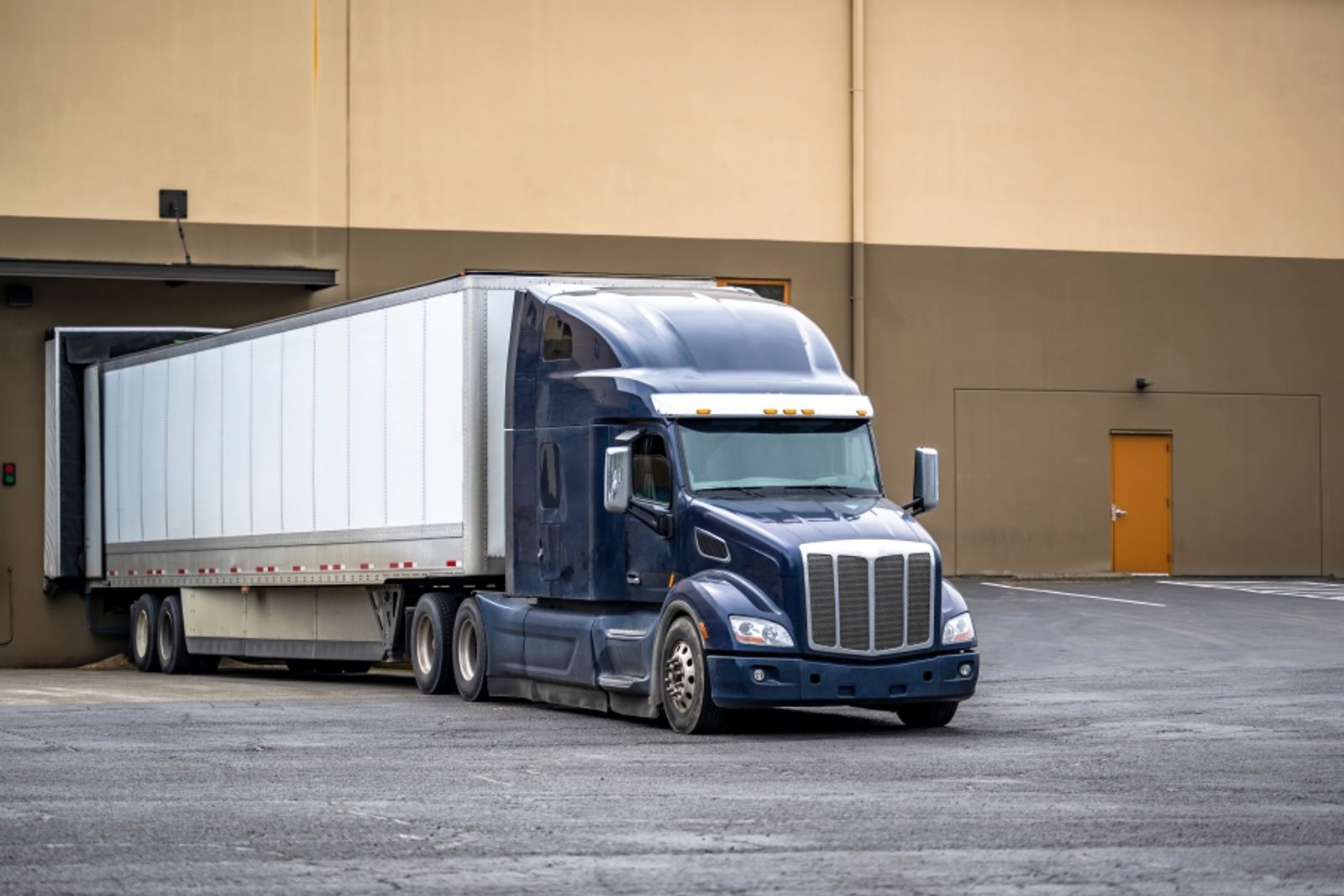 US truckload pricing inches higher as trucking’s peak beckons