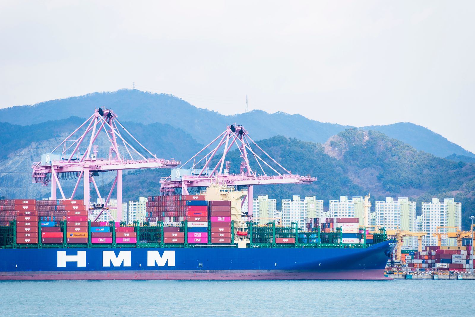 HMM inks $2.5 billion LNG container ship order