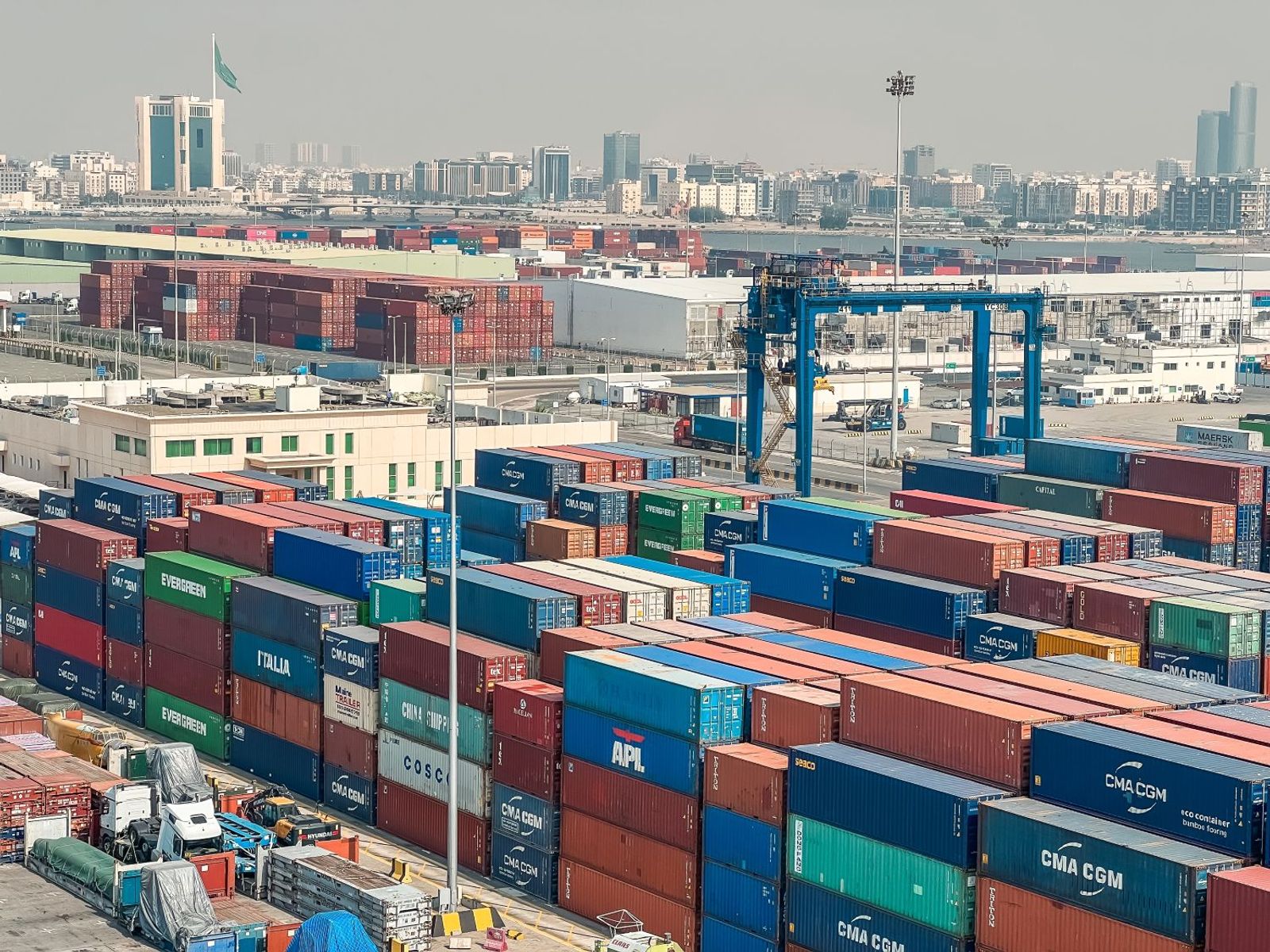 Jeddah congestion due to hefty volumes sparks carrier surcharges, booking curbs