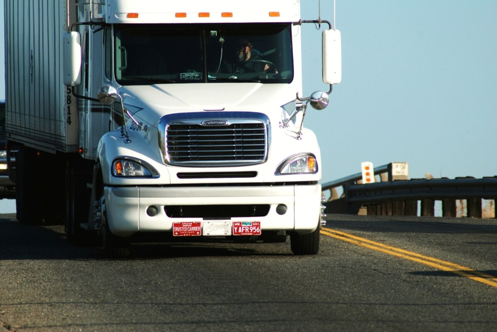 Shipper-paid US truckload spot rates drop despite tightening market