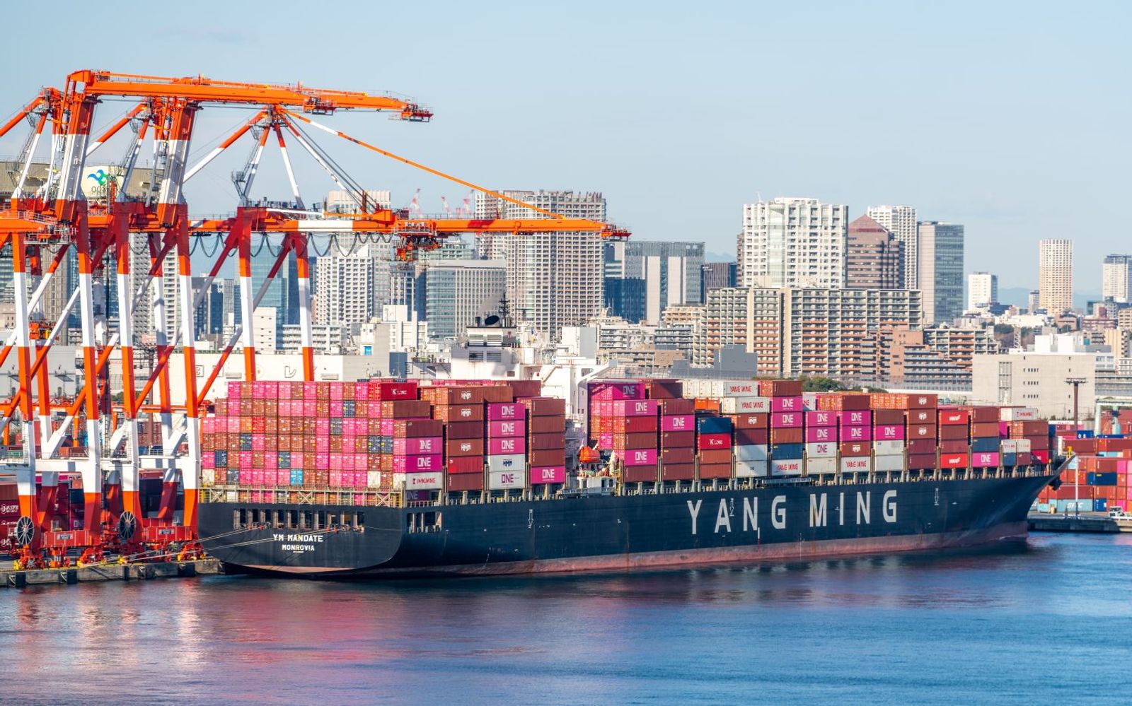 Yang Ming inks $1.2 billion newbuild deal for six 13,000-TEU LNG ships